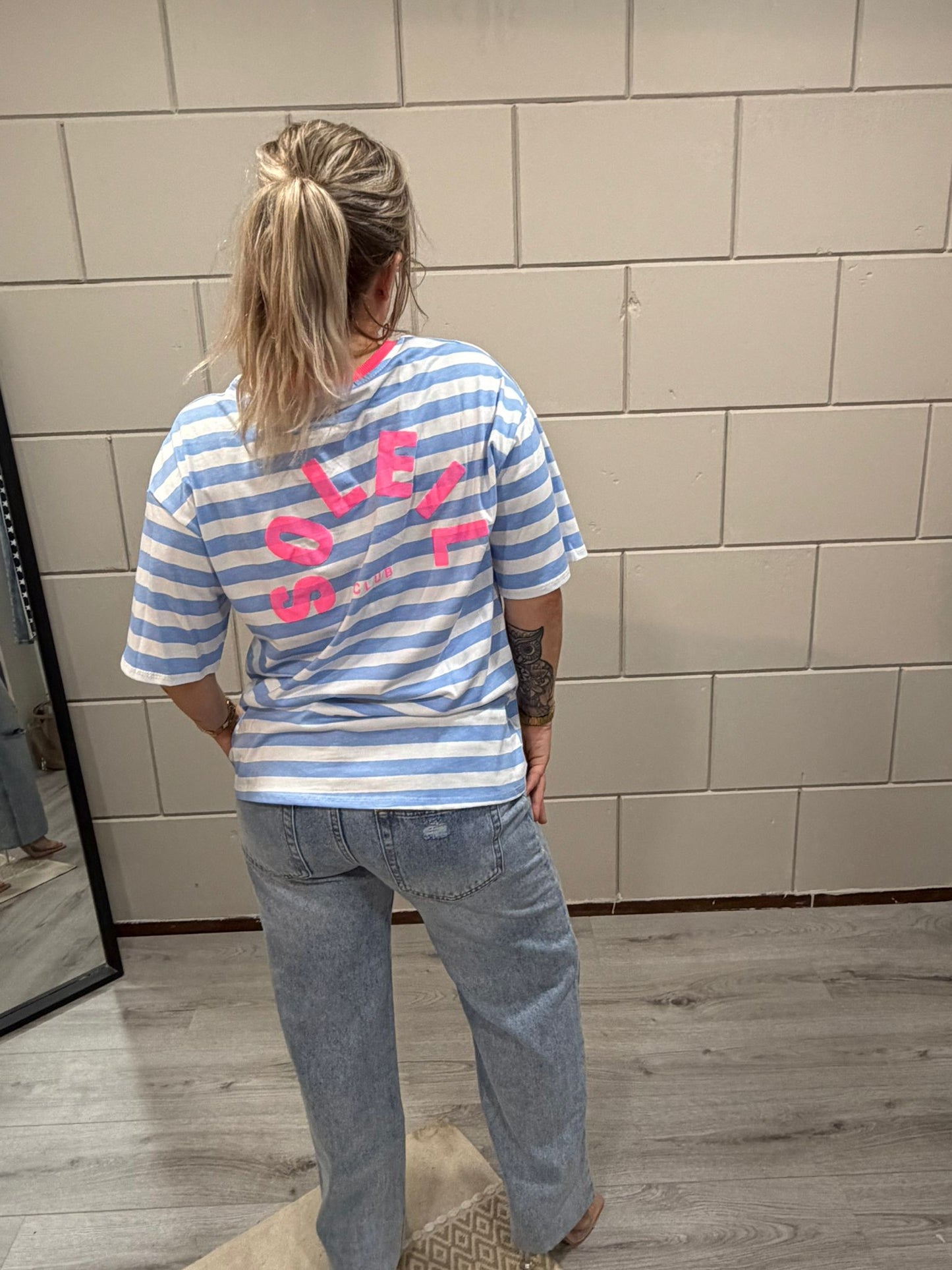 Mila Dames T-shirt – Lichtblauw/Wit met Roze Details