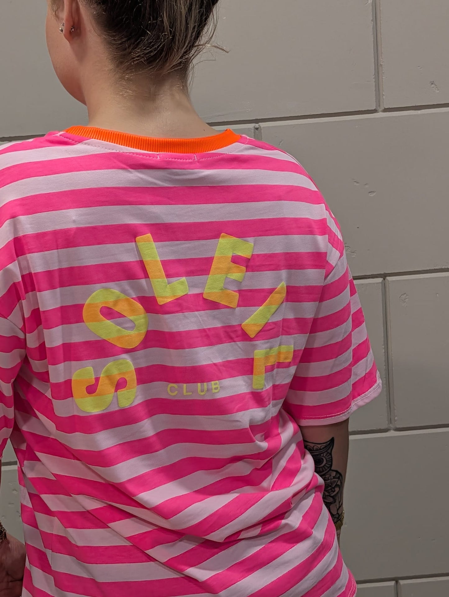 Mila Dames T-shirt – Lichtblauw/Wit met Roze Details